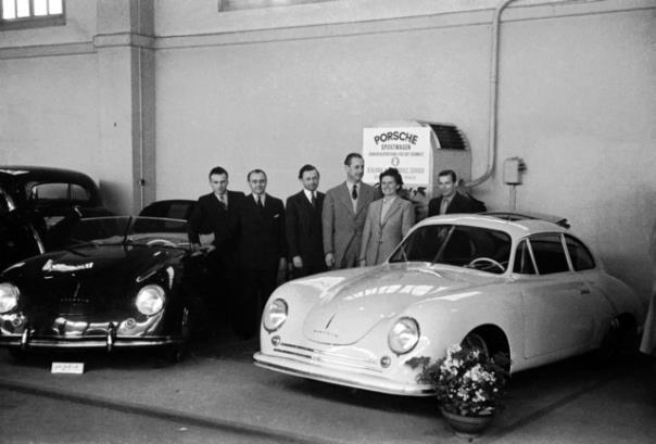 1949: Sie feierten in Genf den ersten internationalen Auftritt des 356 (v. l. n. r.): Heinrich Kunz (Verkäufer), Ferry Porsche, Bernhard Blank, Louise Piëch, Ernst Schoch (Privatsekretär von Bernhard Blank).